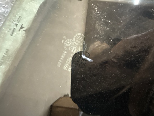 Скло передніх дверей, правих 8W0845202 VAG