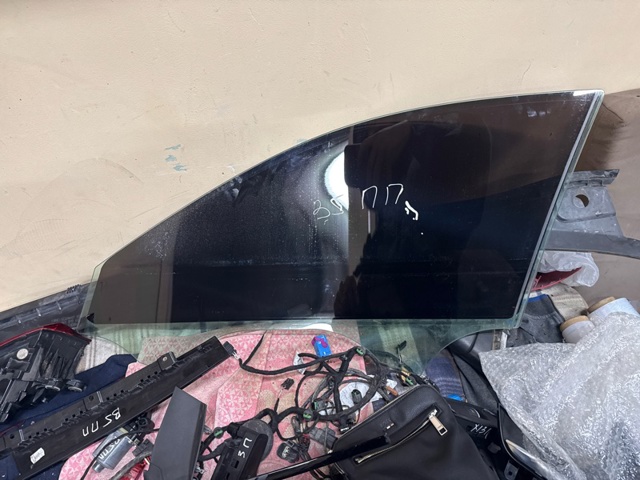 Скло передньої правої двері 8W0845202 VAG