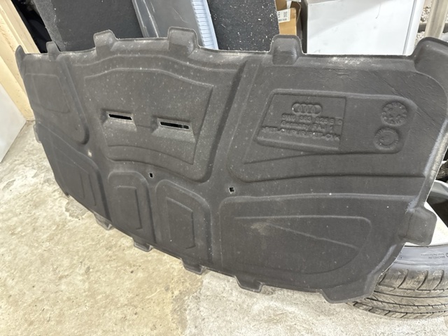 Оббивка передка 8W0863825B VAG