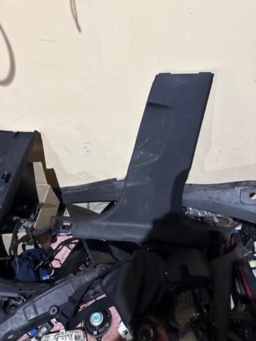 Обшивка стійки кузова внутрішня, середня нижня права 8W0867240A4PK VAG