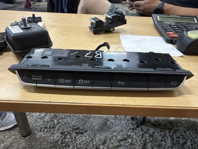Блок кнопок центральної консолі 8W0925301BC5PR VAG
