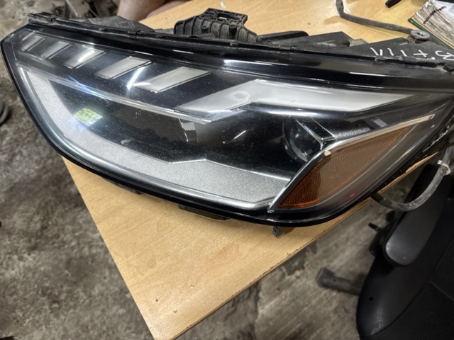 Фара ліва передня 8W0941033F VAG
