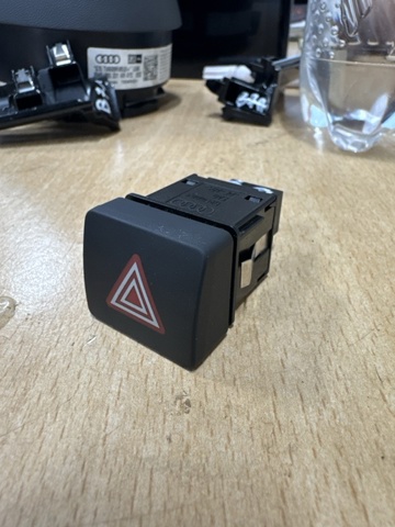 Кнопка включення аварійної сигналізації 8W0941509A5PR VAG