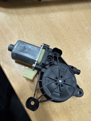 Мотор склопідйомника дверей передніх, лівих 8W0959801 VAG