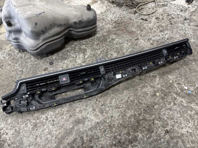 Вентиляція передка 8W1820902D6PS VAG