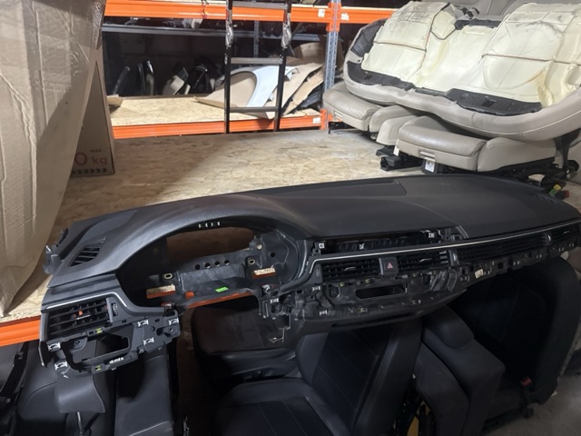 Панель приладів торпеди 8W1857001K24A VAG