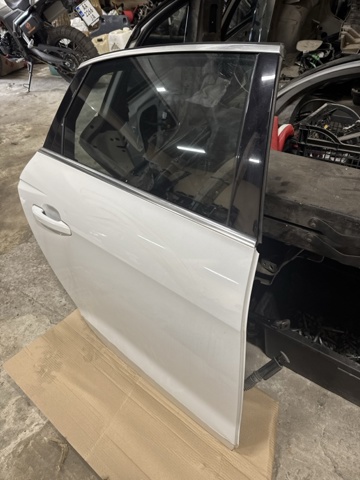 Двері пасажирські задні праві 8W5833052D VAG