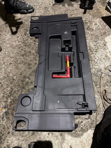 Облицювання багажного відсіку нижнє 8W8863373C VAG