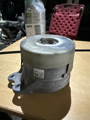 Подушка (опора) двигуна, права передня A2052400900 MERCEDES