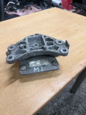 Опора двигуна задня A2052404200 MERCEDES