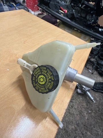 Бачок головного гальмівного циліндру (гальмівної рідини) A2054300002 MERCEDES