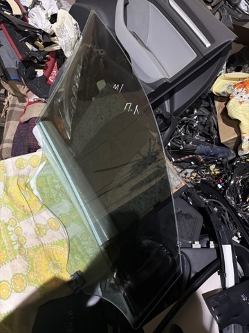 Скло та ущільнювачі скла вітрового правого/лівого A2057253700 MERCEDES