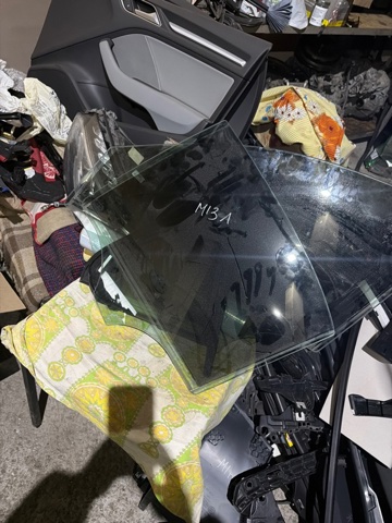 Скло заднє ліве A2057350010 MERCEDES
