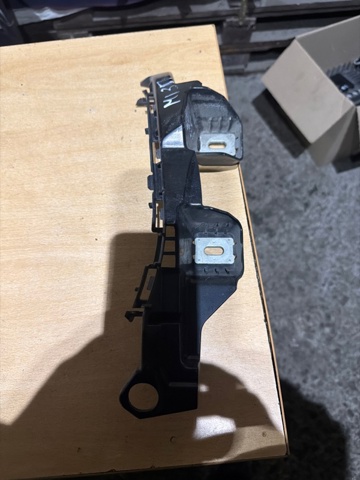 Кронштейн бампера заднього, правий A2058850465 MERCEDES