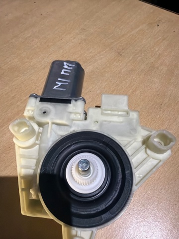Мотор склопідйомника дверей передніх, правих A2139069501 MERCEDES