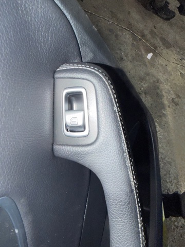 Кнопка підйомника переднього правого скла A22290522039051 MERCEDES