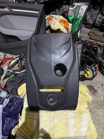 Кришка двигуна декоративна A2740106707 MERCEDES