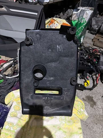 Кришка двигуна декоративна A2740106707 MERCEDES