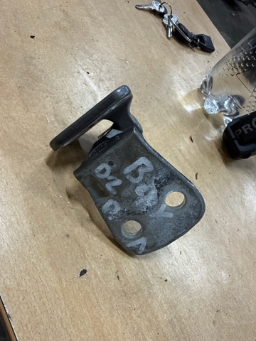 Петля передніх дверей лівих BDB780110 LAND ROVER