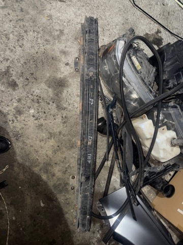 Підсилювач бампера переднього Land Rover Discovery 3