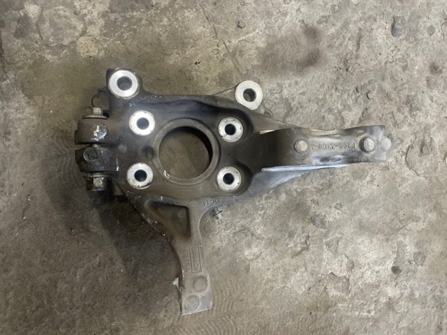 Цапфа поворотна права F2GZ3K185A FORD