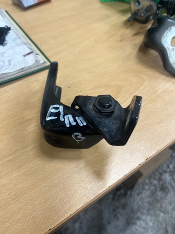 Петля передніх дверей права FT4Z5822800B FORD
