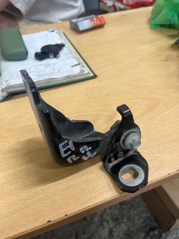 Петля передніх дверей права FT4Z5822810B FORD