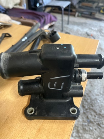 Фланець системи охолодження (трійник) K2GZ8K556A FORD