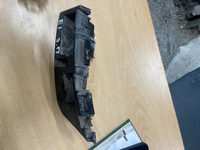 Кронштейн бампера заднього, правий KT4Z17D942A FORD