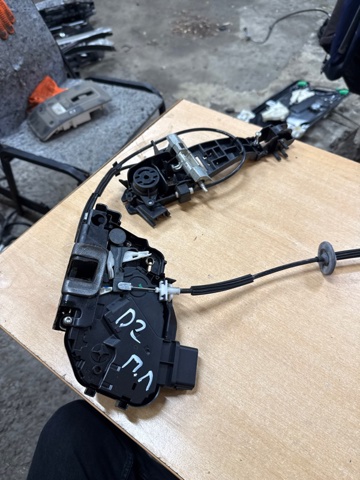 Замок водійських дверей LR011277 LAND ROVER