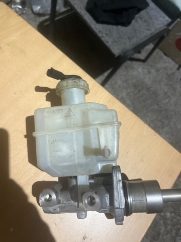 Бачок головного гальмівного циліндру LR014383 LAND ROVER
