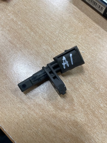 Датчик ABS задній правий WHT003856B VAG