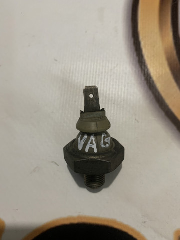 Датчик тиску масла двигуна 068919081A VAG