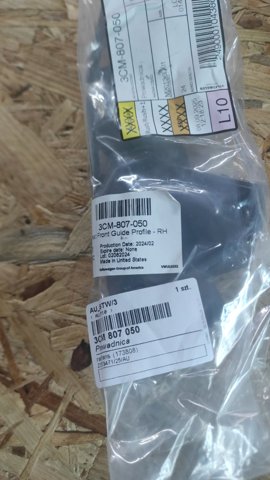 Напрямна переднього бампера, права 3CM807050 VAG