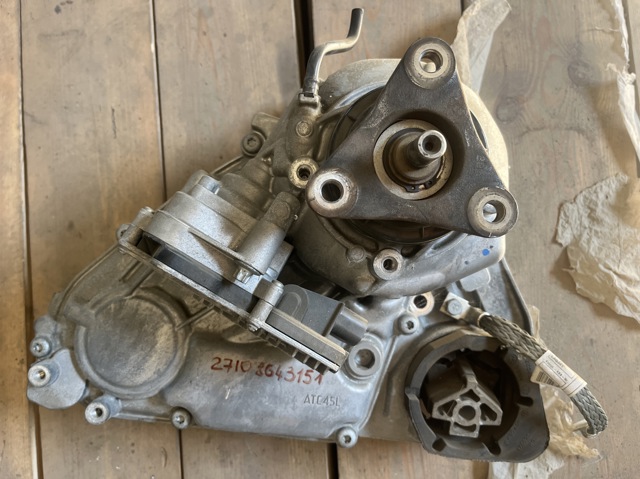 Коробка роздавальна в зборі 27108643151 BMW
