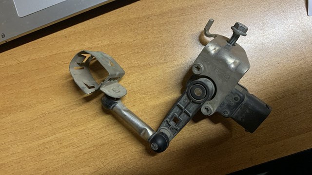 Датчик рівня положення кузова, передній 37146867646 BMW