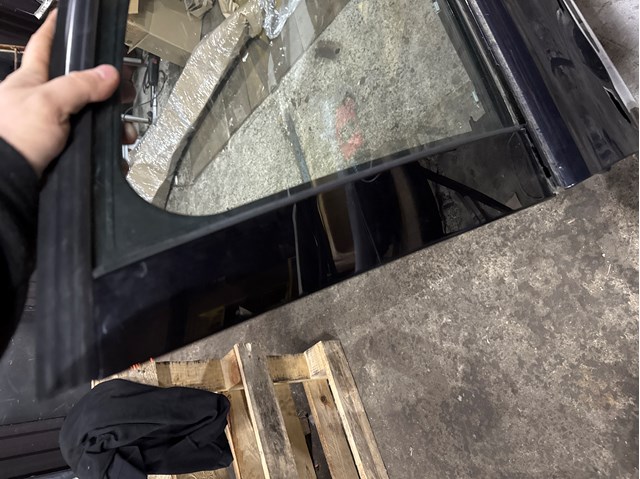 Накладка передніх дверей, правої, вертикальної 51337263384 BMW