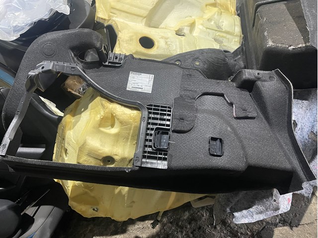 Облицювання багажного відсіку, праве 51477284152 BMW