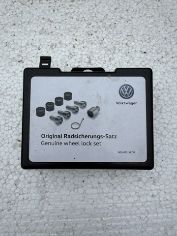 Колісний болт Volkswagen Bora