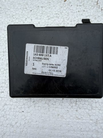 Колісний болт 1K0698137A VAG