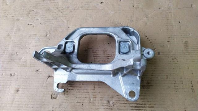 Кронштейн подушки (опори) двигуна, лівої 112221641R NISSAN