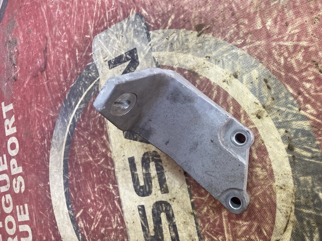 Кронштейн подушки (опори) двигуна, правої 112323NF0A NISSAN