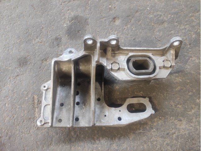 Кронштейн подушки (опори) двигуна, лівої 11254JD000 NISSAN