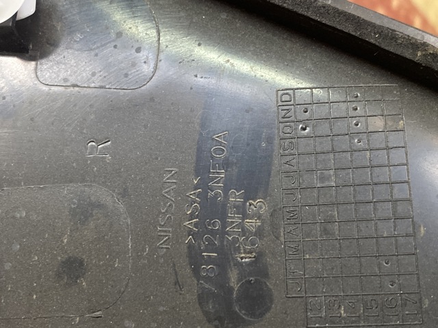 Накладка стійки кузова зовнішня, задня права 781263NF0A NISSAN