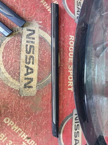 Молдинг передніх правих дверей, нижній 808766FR0A NISSAN