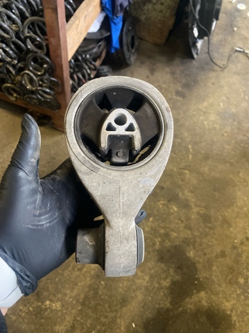 Подушка двигуна передня 8200277221 NISSAN