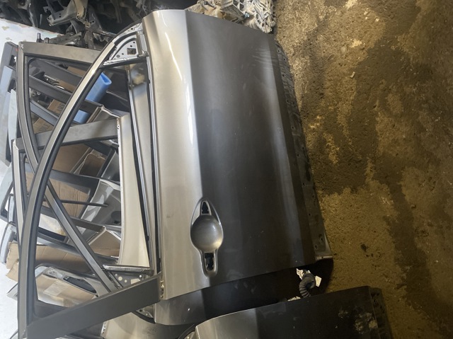 Пасажирські передні двері H0100HV0MA NISSAN