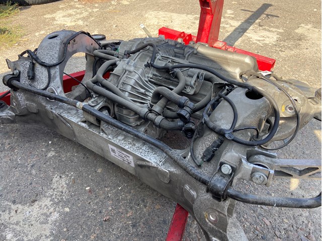 Балка задньої підвіски поперечна 100982600A Tesla Model