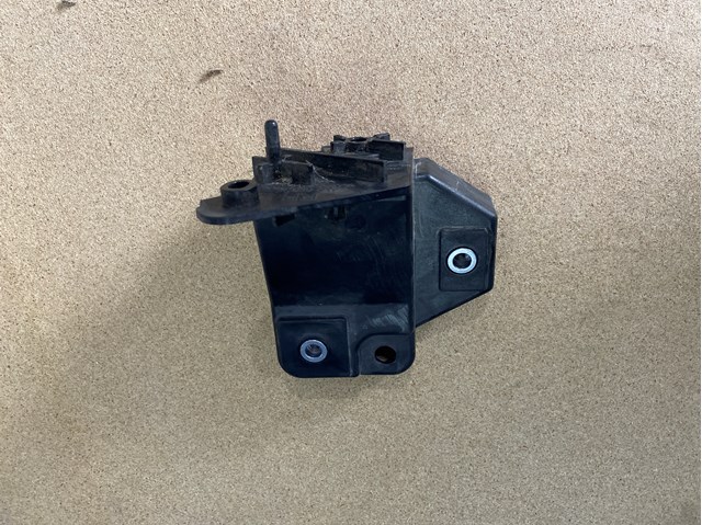 Праве кріплення переднього бампера 106133200B Tesla Model