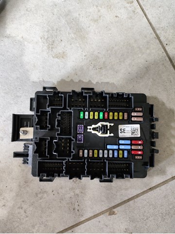 Блок запобіжників задній, салонний 109440900E Tesla Model